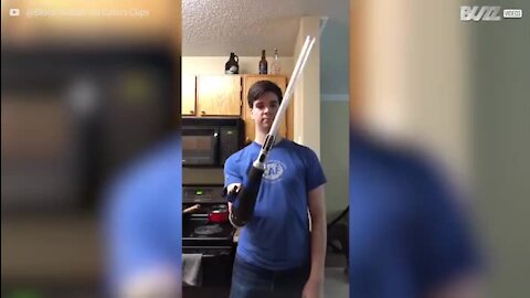 Ce fan de "Star Wars" s'est fait une prothèse en forme de sabre laser