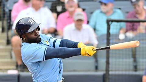 Randy Arozarena lifts a solo home run to left field