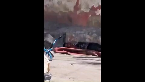 طفل كان على دراجته يلفظ أنفاسه الأخيرة بعد إصابته قنبلة ألقتها مسيرة "كواد كابتر" في مدينة غزة