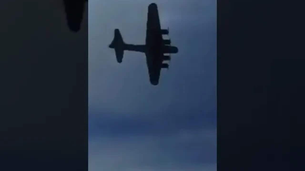 🚨🇺🇸 #Texas: B-17 bomber and a plane collide at #Dallas airshow.