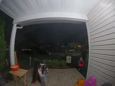 ADORABLE ALERT: Kid gives his Halloween candy to house who ran out