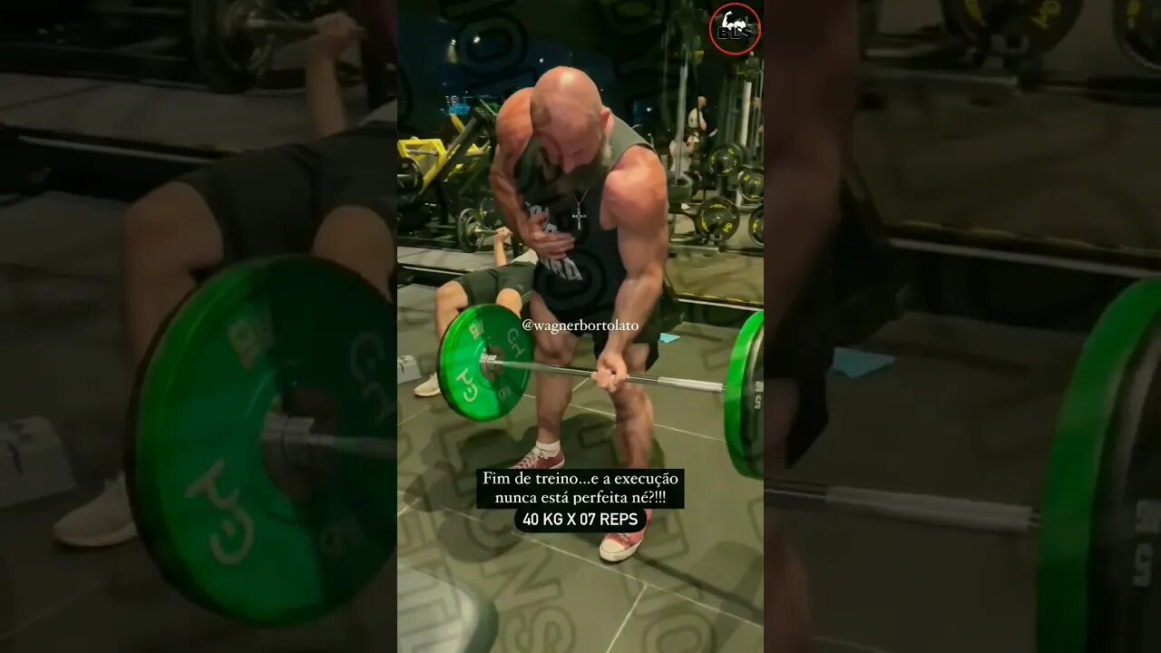TREINANDO BÍCEPS COM UMA MÃO SÓ, PEGANDO 40 KG NA BARRA !! #bodybuilder #maromba #musculação #shape