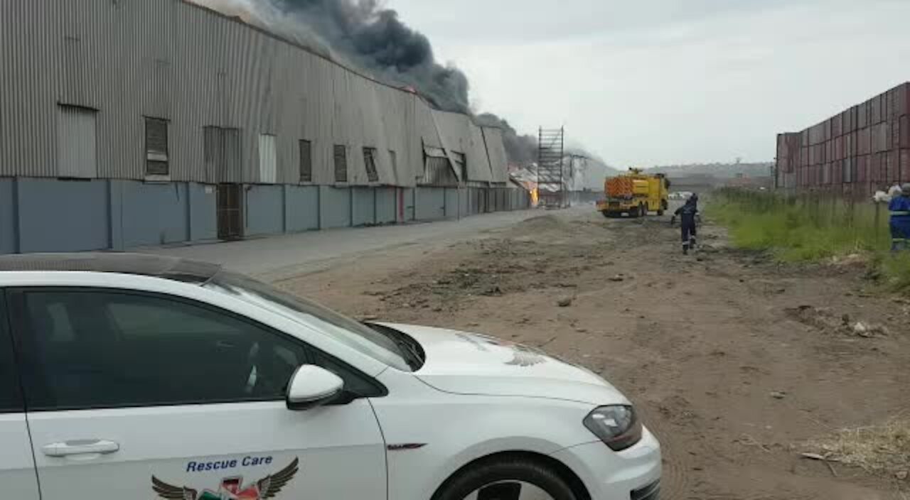 PICS: Firefighters battle to contain #DurbanFire (ntt)