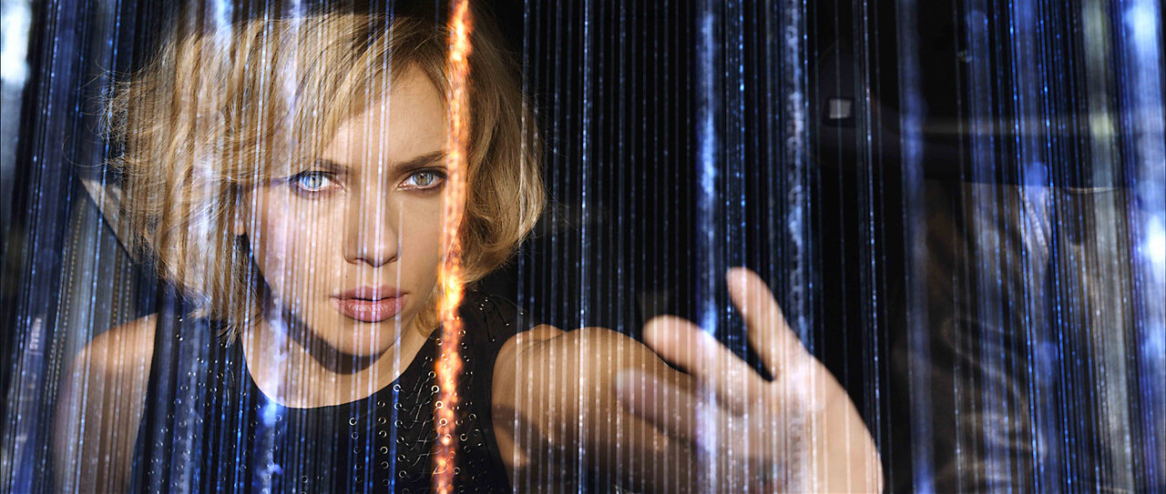 LUCY (2014) DETRAS DE CAMARAS