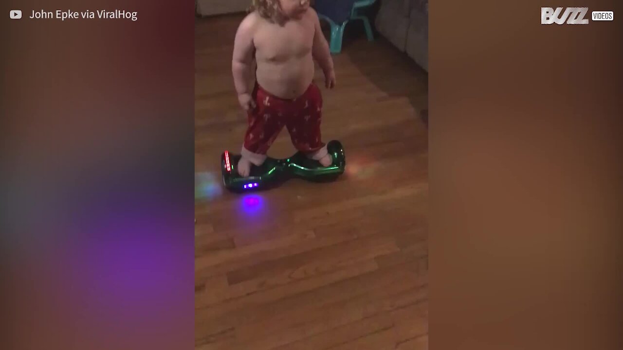 Menino de 2 anos e meio domina a hoverboard