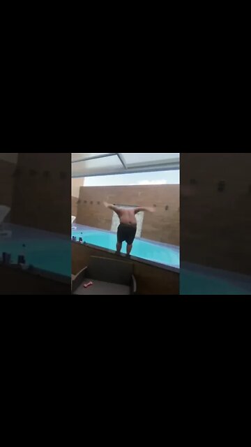 Torcedor do Vasco mergulhando na piscina após o gol do Raniel