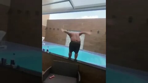 Torcedor do Vasco mergulhando na piscina após o gol do Raniel