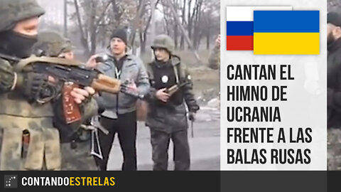 Cantan el Himno de Ucrania frente a las balas rusas