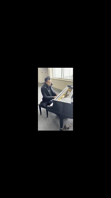 Vivek Ramaswamy Plays the Piano While on Bus Tour through Iowa