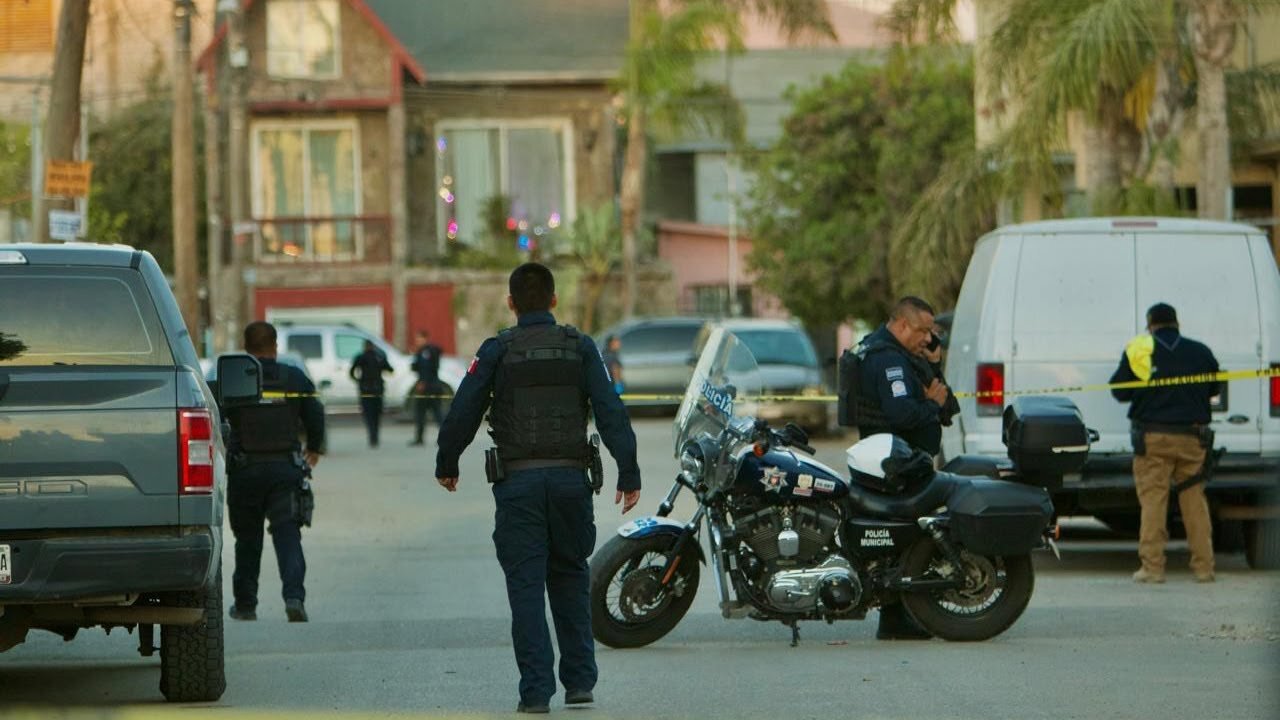 Atacan a balazos a dos policías por remolcar un Jeep en Tijuana; uno resultó herido