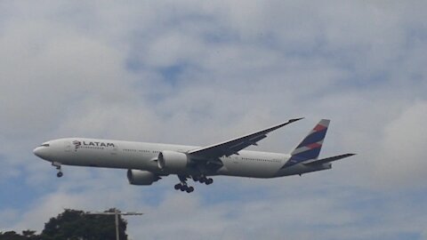 Boeing 777-300ER PT-MUG na final antes de pousar em Manaus vindo de Guarulhos 15032021