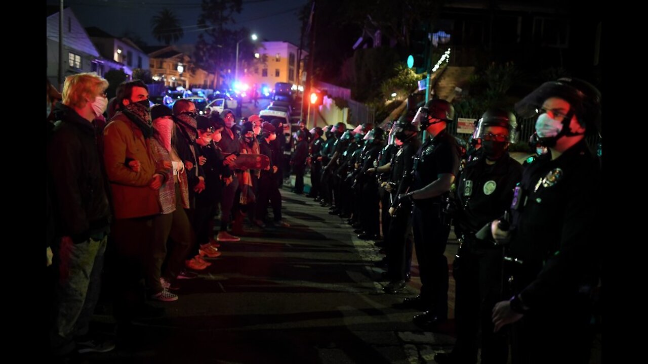 Chaos Erupts As Police In Los Angeles Attempt To Sweep Massive Homeless Camp