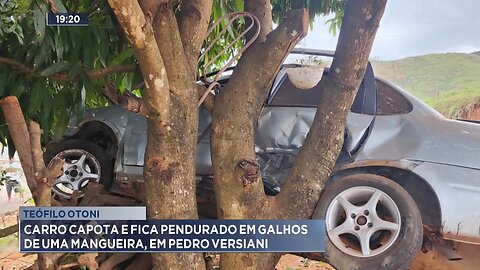 Teófilo Otoni: Carro Capota e fica Pendurado em Galhos de uma Mangueira, em Pedro Versiani.
