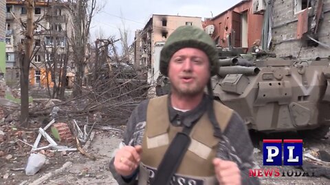 Russian Soldiers Giving Humanitarian Aid In Mariupol