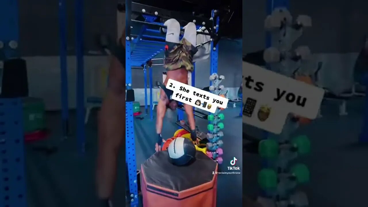 How do you know if she’s into you or not? 👑