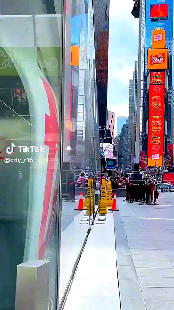 "City Splendor: A Stunning View of New York"