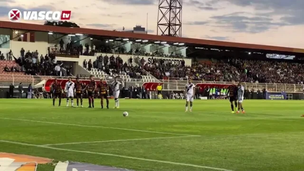 Nenê marcando o gol do acesso do Vasco da Gama