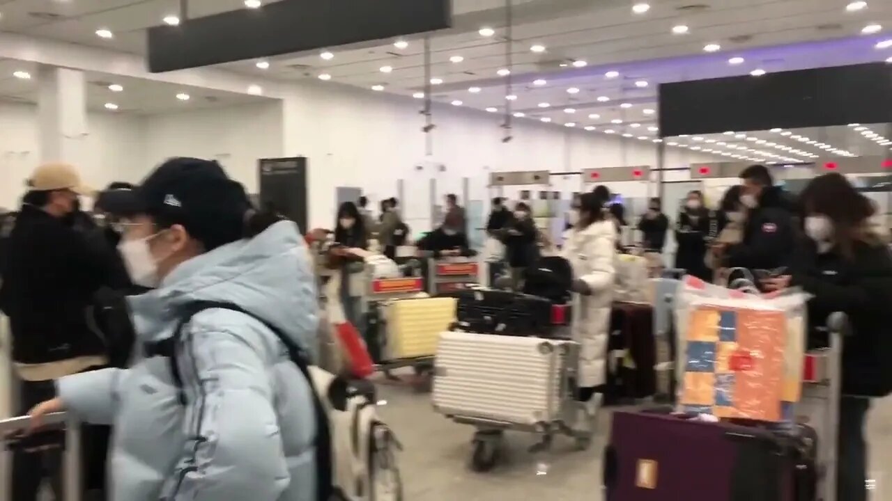 🇨🇳 "100 or so passengers on a flight gathered to protest the meaningless 8 days hotel quarantine