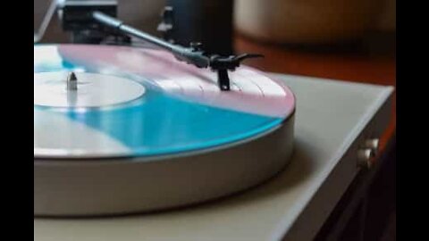 Il crée de la musique à partir de vinyles cassés