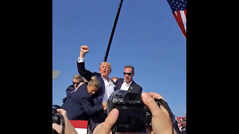 PATRIOTIC PRESIDENT TRUMP PUMP’S FIST💜🇺🇸🏅✊📸DURING AFTERMATH OF ASSASSINATION ATTEMPT AT PA RALLY🏚️🥷💫