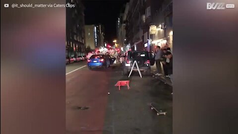 Un skateur saute d'une planche à l'autre