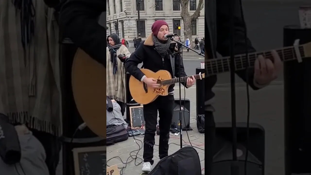 Buskers Mike falls off #trafalgarsquare