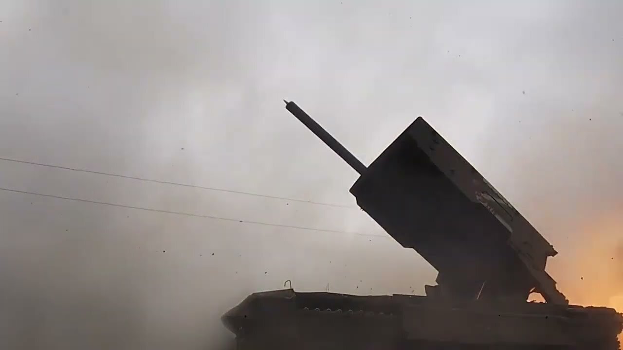 TOS-1A Solnysepyok heavy flamethrower system crews in combat action