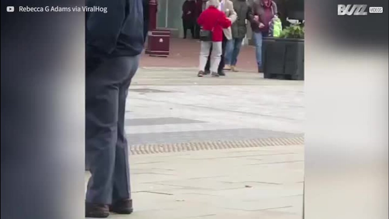 Un couple âgé et amoureux danse en pleine rue