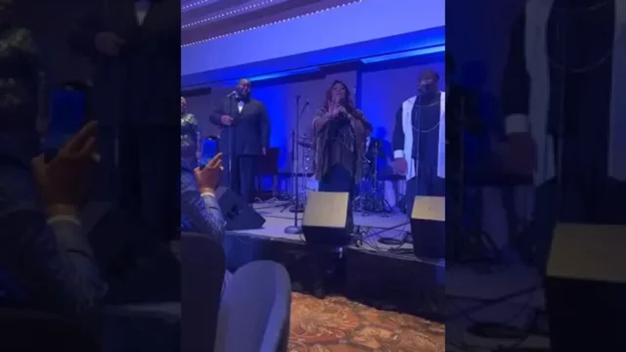 Kim Burrell sings "Be Grateful"