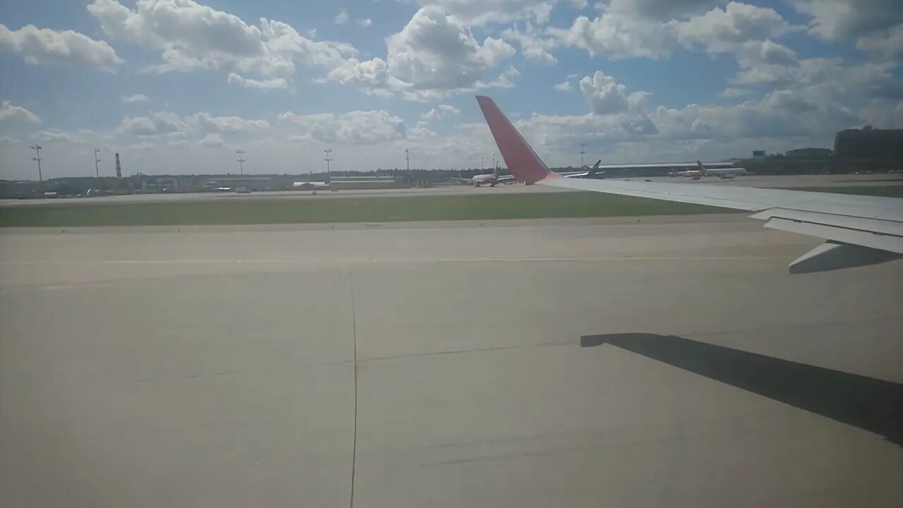 Взлет самолета Boeing 737-800 днем глазами пассажира из салона