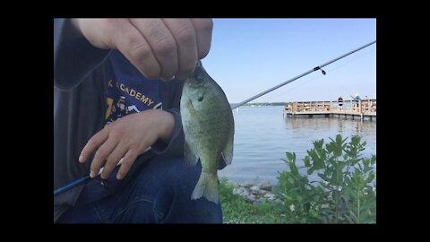 Fishing Pewaukee Lake at Lakefront Park in Pewaukee 湖边钓鱼