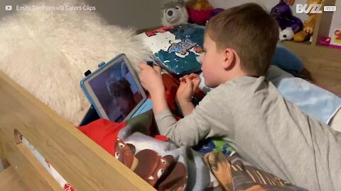 Avó lê história ao neto via Facetime durante isolamento