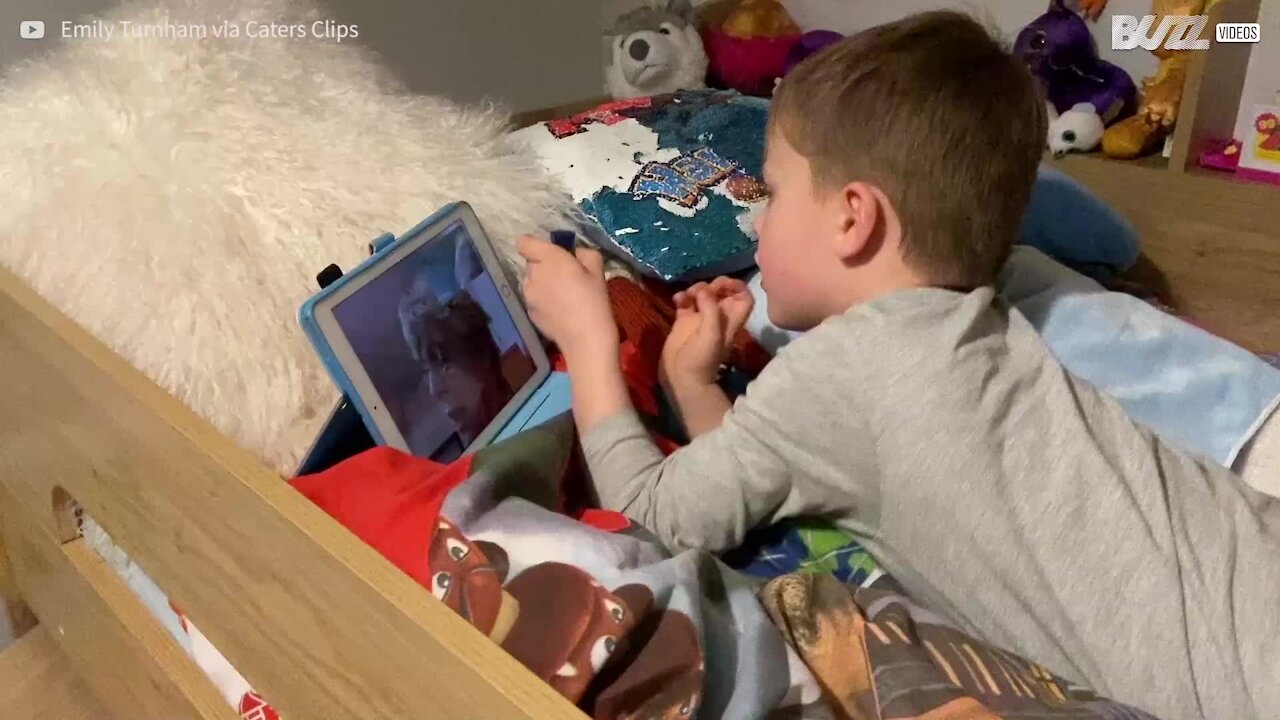 Avó lê história ao neto via Facetime durante isolamento