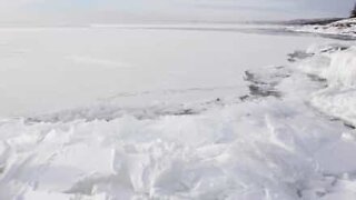 Isen på den Övre sjön i Minnesota är levande