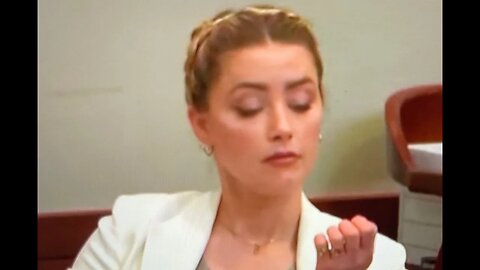 Amber Heard PRETENDS to Write Notes