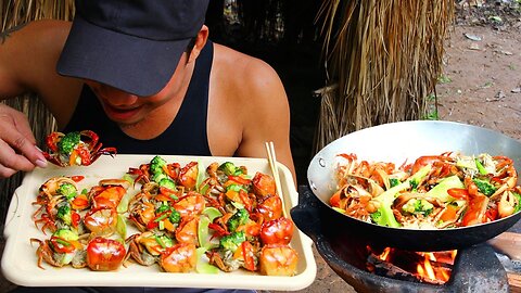 Crispy Crab Delight: A Tasty Fusion with Vegetables! 🍲🥦🦀🔥