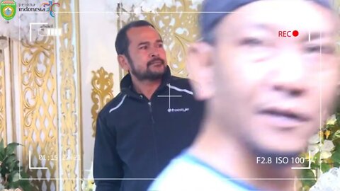 PENUH PENGHAYATAN ,BAPAK INI MENYANYIKAN LAGU ''SAKIT HATI '' MEGGY Z DI TEMPAT HAJATAN PERNIKAHAN