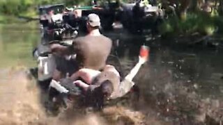 Jovem mergulha sem querer em rio lamacento