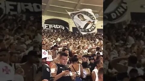 Torcida cantando música nova (COM LEGENDA) em São Januário