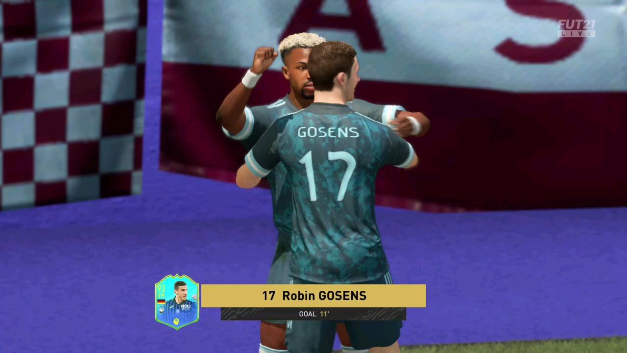 Fifa21 FUT Squad Battles - Robin Gosens sends in a curler.