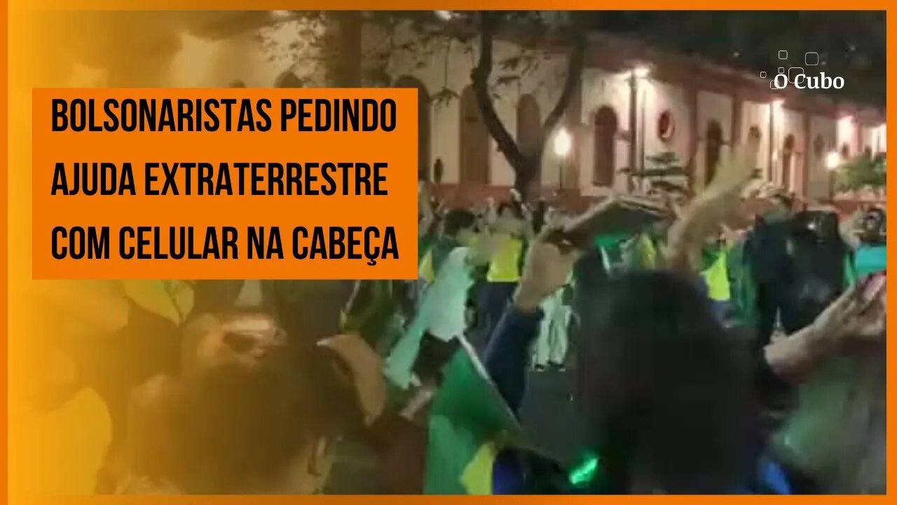 Bolsonaristas pedindo ajuda extraterrestre com celular na cabeça
