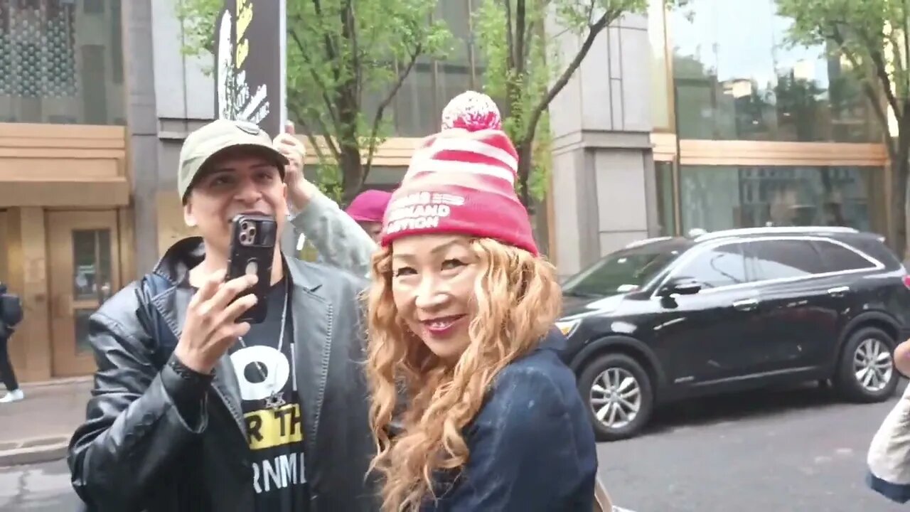 Sonni Munn Owns Hater at NYAGV1 MomsDemand rally outside 26 Federal Plaza 4/17/23 GAGnoguns