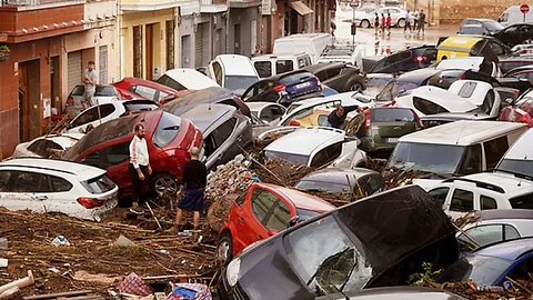 Flash flooding in Spain drags away cars as roads turn into rivers 30.10.2024