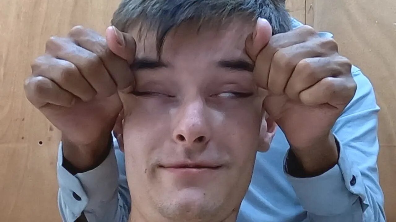 FOREIGNER gets INDIAN HEAD MASSAGE 💆🏼♂️ (Unusual Techniques)