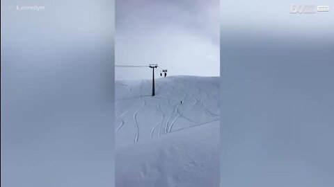 Ce freerider tente un salto depuis une télécabine