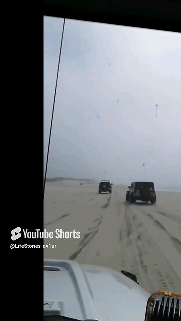Wheeling on the beach of Florence, Oregon #jeep #fordraptor #fj #4x4 #shorts #short