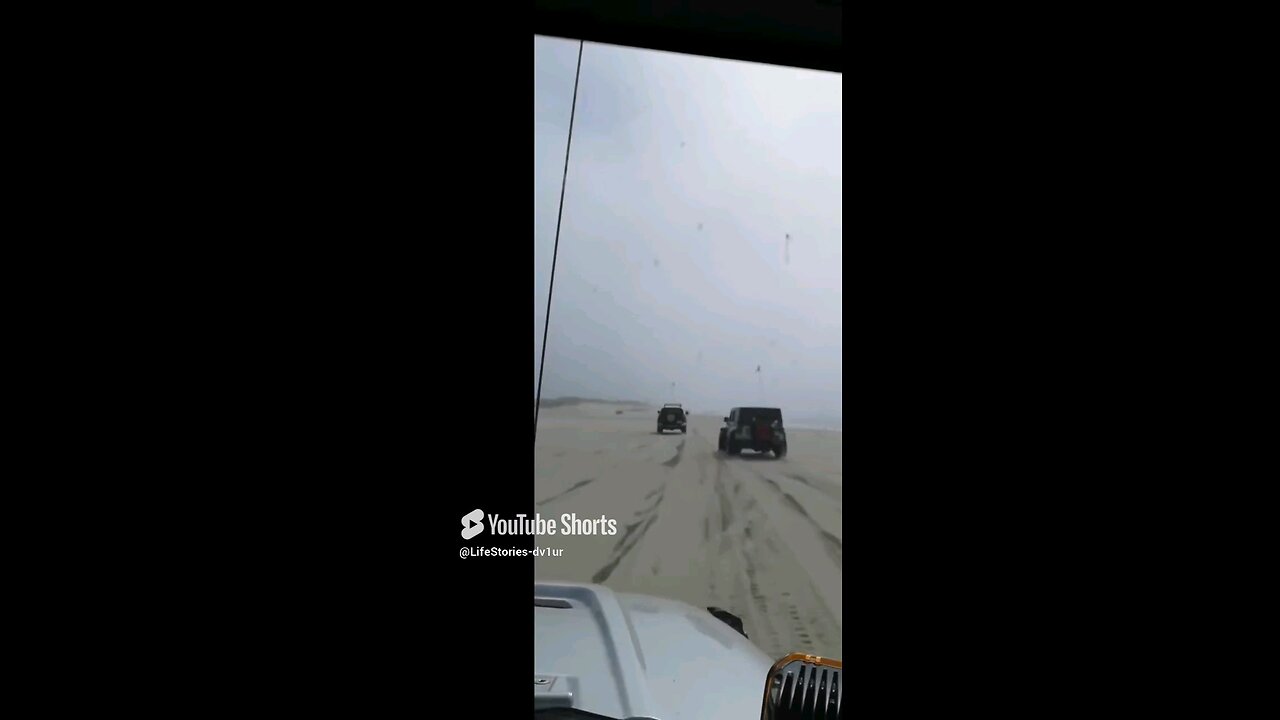 Wheeling on the beach of Florence, Oregon #jeep #fordraptor #fj #4x4 #shorts #short