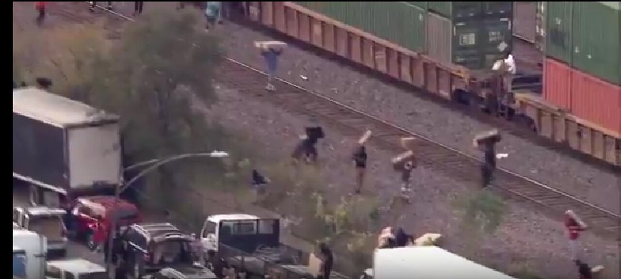 Chicago looters ransack freight train