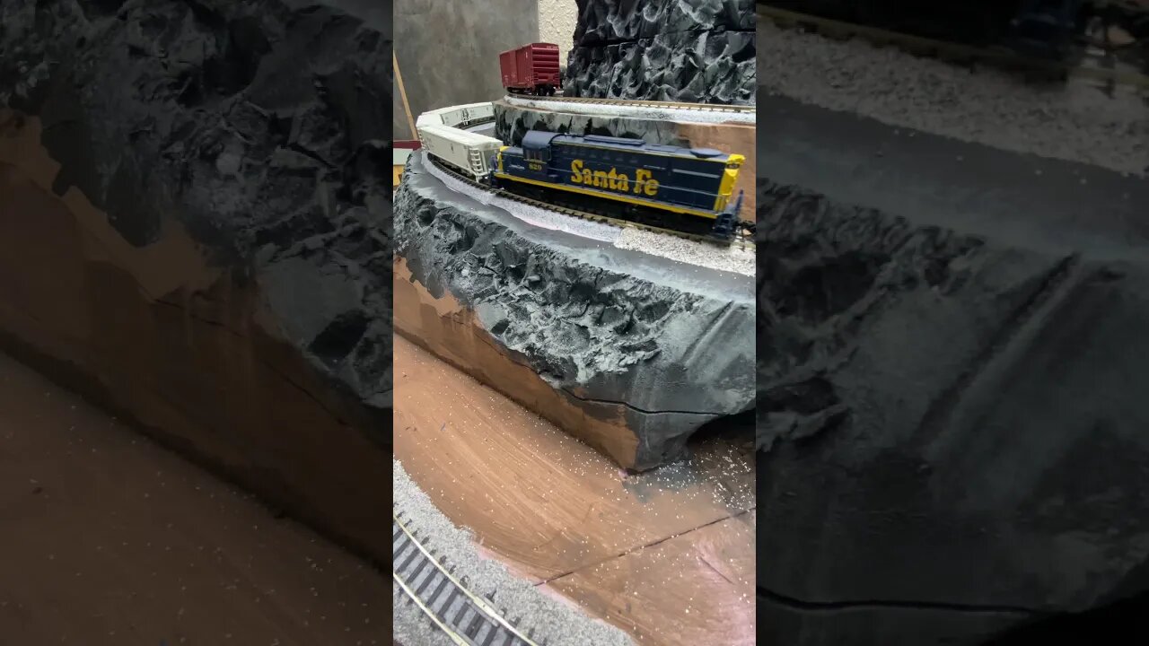 N Scale RSD15s on a mountain pass