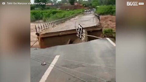 Un pont se fait emporter par les crues en Inde